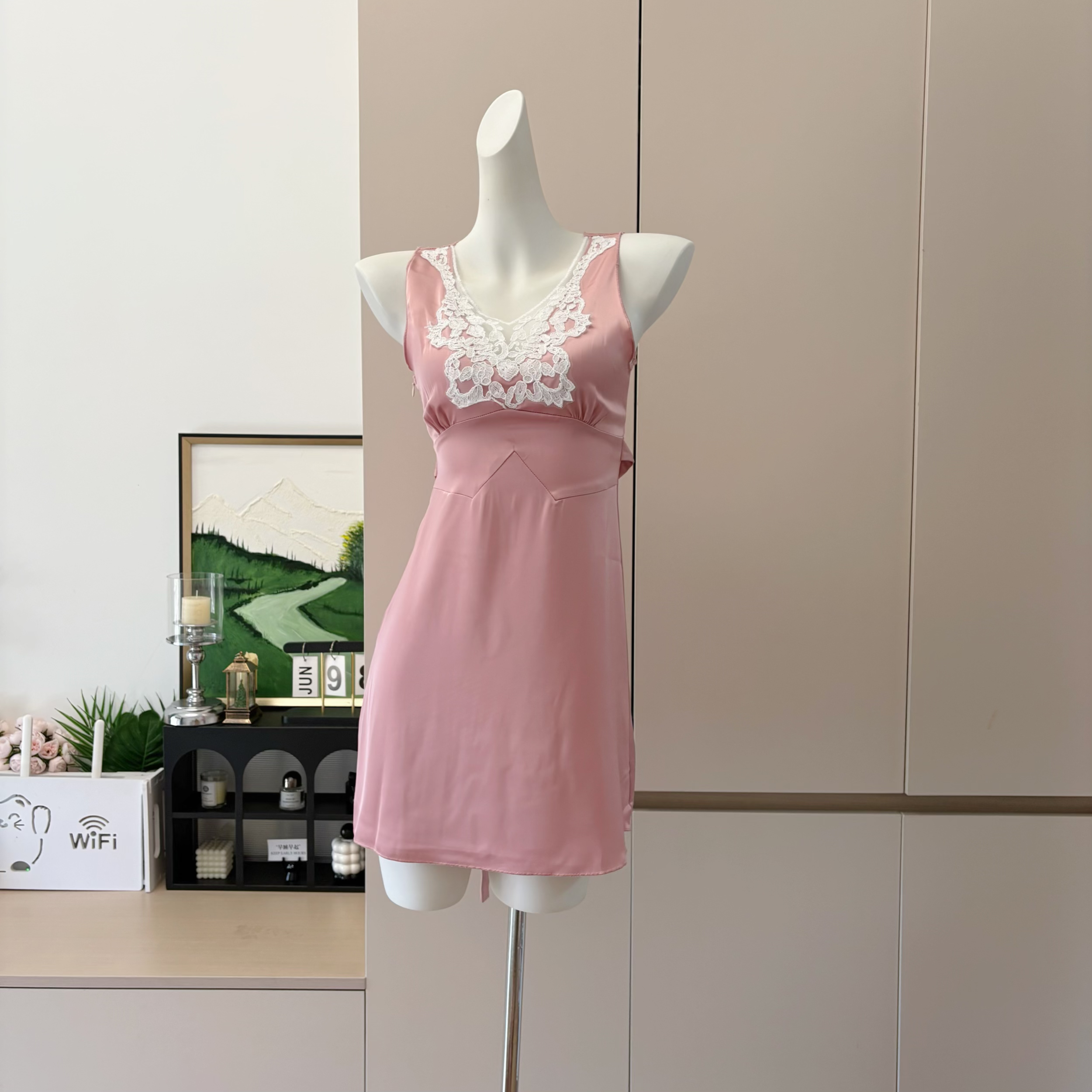 Sexy Lace Panel V-Neck Bodycon Dress with Waist Cinching Design - Image 2