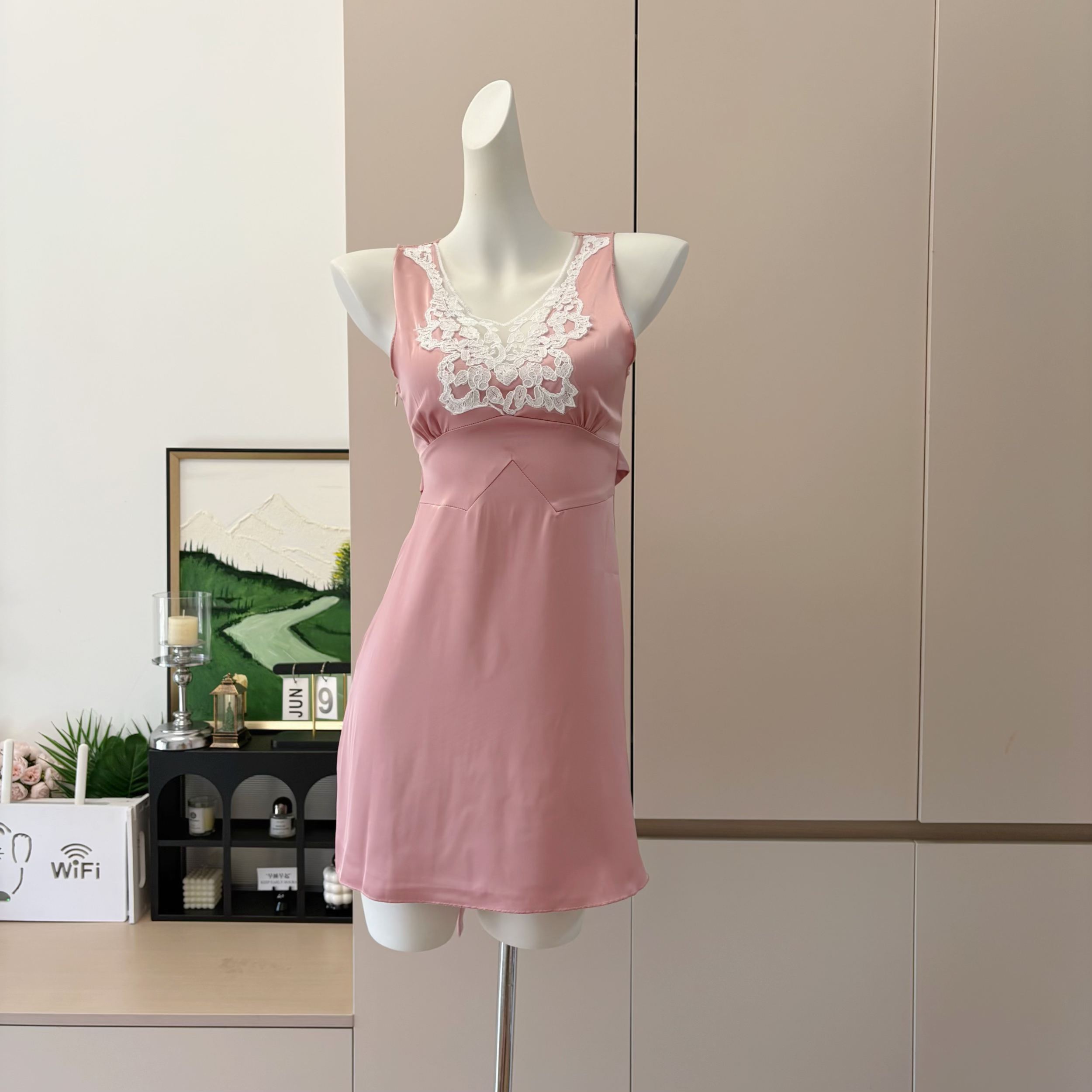 Sexy Lace Panel V-Neck Bodycon Dress with Waist Cinching Design - Image 3