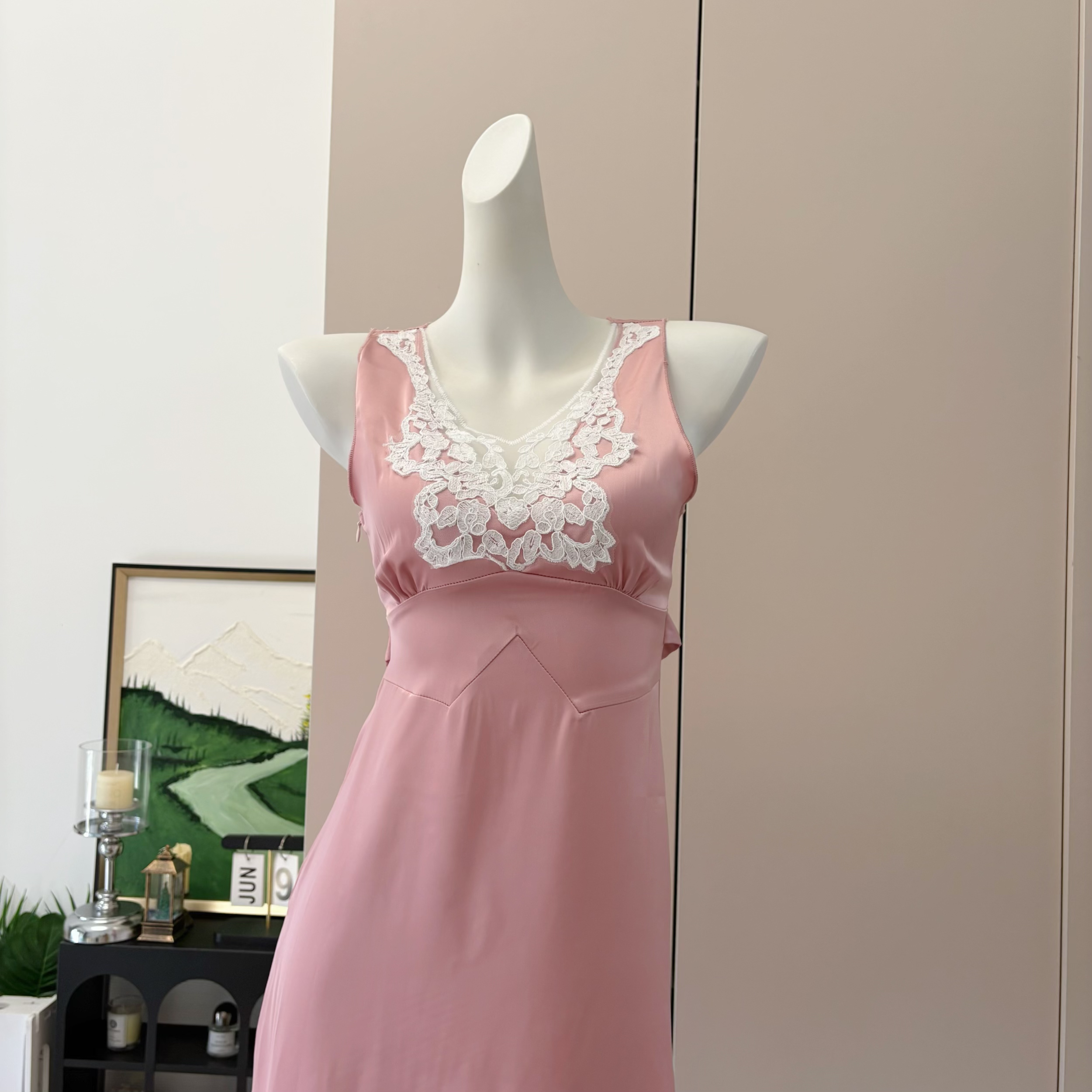 Sexy Lace Panel V-Neck Bodycon Dress with Waist Cinching Design - Image 4